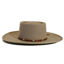 Load image into Gallery viewer, White Spanish riding hat made of fawn leather by Carlisle Hats, featuring a classic design and a 55cm size.